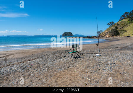 Sandigen Strand und Felsen, Port Jackson, Coromandel Halbinsel, Neuseeland Stockfoto