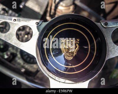 Eine klassische Jaguar Logo auf ein Rennen Auto Lenkrad Stockfoto