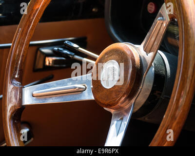 Holzlenkrad in einem klassischen Alfa Romeo Rennwagen Stockfoto