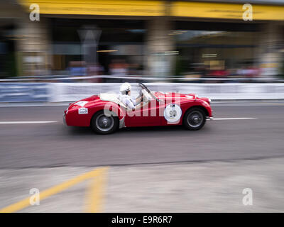 Ein rotes Auto mit der Nummer 90 Rennen auf den Straßen von Montreux, Schweiz Stockfoto