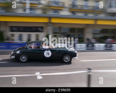 Klassischen grünen Rennwagen mit der Nummer 76 vor einem verschwommenen Hintergrund Stockfoto