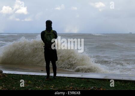 Chicago, Illinois, USA. 31. Oktober 2014.  Ein Fotograf macht Aufnahmen der tobenden See Michigan während heutige Gale. Orkanartigen Winden produziert Wellen von über 20 Fuß gemessen an einer NOAA Wetter Boje weit heraus auf den großen See. Bildnachweis: Todd Bannor/Alamy Live-Nachrichten Stockfoto