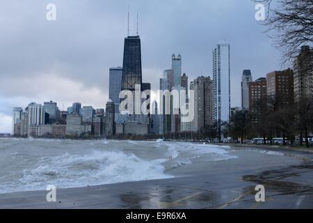 Chicago, Illinois, USA. 31. Oktober 2014. Huge Lake Michigan Wellen ausgelöst durch Sturm zwingen Winde gezwungen die Schließung der in nördlicher Richtung Gassen von Lake Shore Drive auf der rechten Seite. Orkanartigen Winden produziert Wellen von über 20 Fuß gemessen an einer NOAA Wetter Boje weit heraus auf den großen See. Bildnachweis: Todd Bannor/Alamy Live-Nachrichten Stockfoto