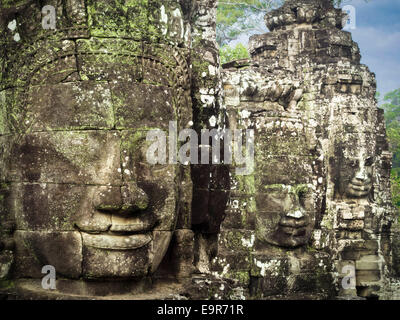Riesige Stein steht am alten Bayon-Tempel in Angkor, Siem Reap, Kambodscha. Stockfoto