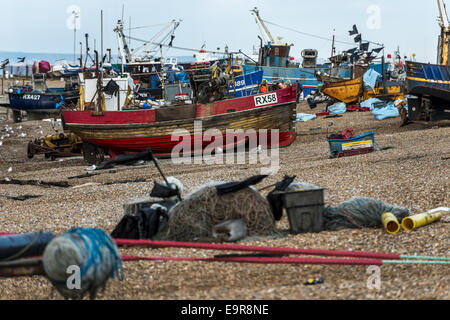 Angelboote/Fischerboote auf dem Stade, einem Kiesstrand in der Altstadt von Hastings, East Sussex Stockfoto