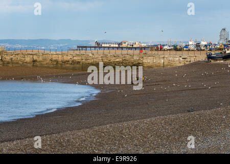 Ein Start auf die Stade Strand in Hastings kehrt nach dem Start ein Fischerboot ins Meer Stockfoto