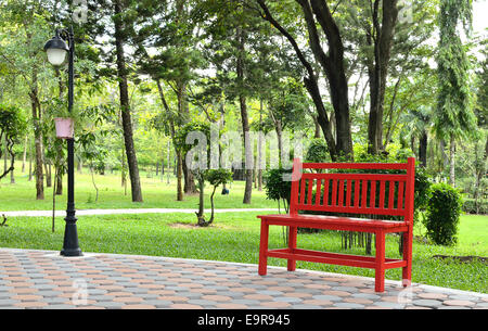 rote Bank im Garten Stockfoto