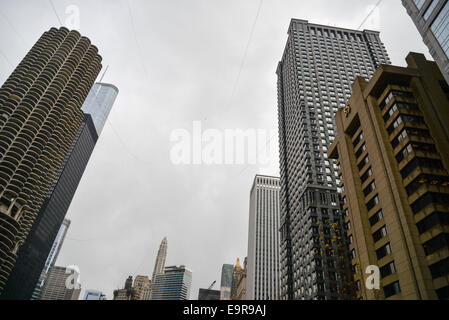 Mariana City, Philippinen. 31. Oktober 2014. Crew von Nik Wallenda Befestigung Draht an Mariana Stadt Credit: Nisarg Lakhmani/Alamy Live News Stockfoto