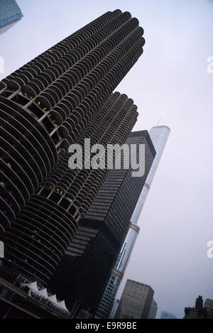 Mariana City, Philippinen. 31. Oktober 2014. Crew von Nik Wallenda Befestigung Draht an Mariana Stadt Credit: Nisarg Lakhmani/Alamy Live News Stockfoto