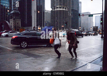 Mariana City, Philippinen. 31. Oktober 2014. Crew von Nik Wallenda Befestigung Draht an Mariana Stadt Credit: Nisarg Lakhmani/Alamy Live News Stockfoto