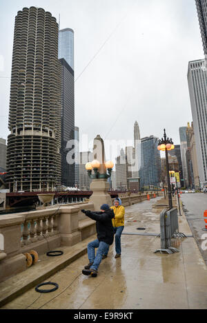 Mariana City, Philippinen. 31. Oktober 2014. Crew von Nik Wallenda Befestigung Draht an Mariana Stadt Credit: Nisarg Lakhmani/Alamy Live News Stockfoto