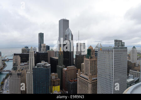 Mariana City, Philippinen. 31. Oktober 2014. Crew von Nik Wallenda Befestigung Draht an Mariana Stadt Credit: Nisarg Lakhmani/Alamy Live News Stockfoto