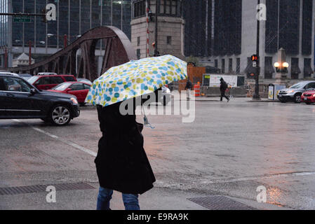 Mariana City, Philippinen. 31. Oktober 2014. Crew von Nik Wallenda Befestigung Draht an Mariana Stadt Credit: Nisarg Lakhmani/Alamy Live News Stockfoto