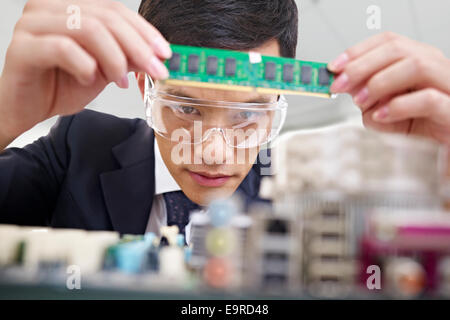 Mann Befestigung computer Stockfoto