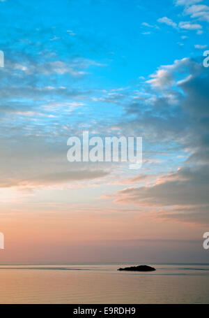 Dämmerung über die irische See in Bull Bucht an der Nordküste auf Isle of Anglesey, North Wales UK, Sommer Stockfoto