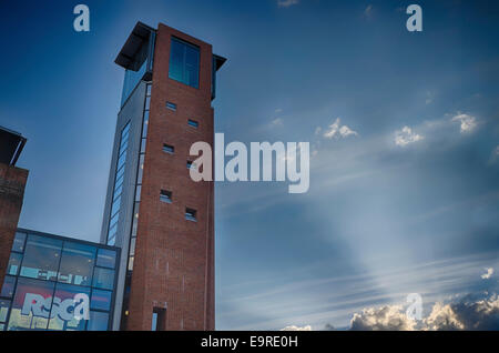 Der Turm und das Atrium in der Royal Shakespeare Company Swan Theatre in Stratford-upon-Avon bei Sonnenuntergang mit Lichtstrahlen Stockfoto