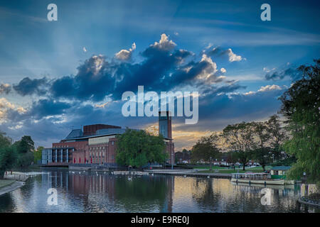 Der Royal Shakespeare Company Swan Theatre in Stratford-upon-Avon bei Sonnenuntergang aus über den Fluss mit Strahlen des Sonnenlichts Stockfoto