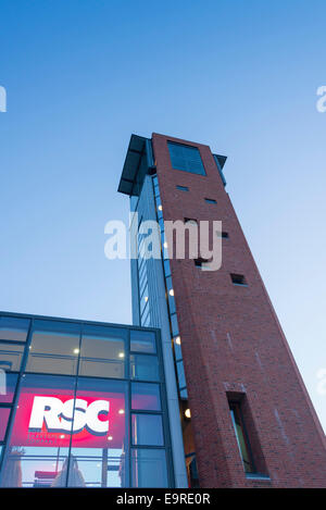 Der Turm und das Atrium in der Royal Shakespeare Company Swan Theatre in Stratford-upon-Avon bei Sonnenuntergang Stockfoto