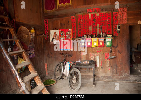 Ein Fahrrad und ein Poster von Allen Iverson nahe Hausaltar, Matang, Guizhou Provinz, China Stockfoto