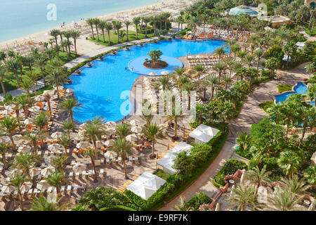 Blick über den Pool und Solarium-Bereich des Hotels Atlantis The Palm Dubai Vereinigte Arabische Emirate Stockfoto