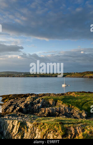 Bull Bay (Port Llechog) gesehen vom Küstenweg, Blick nach Osten in Richtung Amlwch Nordküste Isle of Anglesey, Nordwales Stockfoto