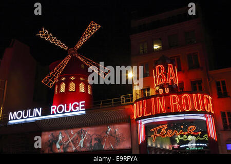 Moulin Rouge bei Nacht in Pigalle, Paris, Frankreich Stockfoto