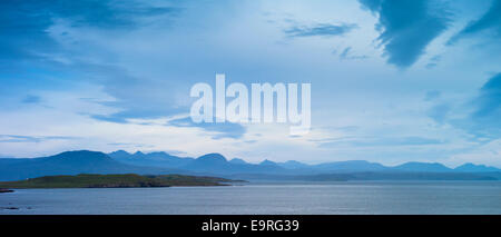 Atemberaubende schottische Landschaft mit See loch und Bergen unter Cereanhimmel in den westlichen Highlands von SCHOTTLAND Stockfoto