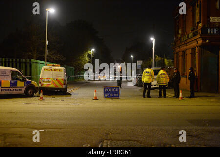 Openshaw, Manchester, UK. 31. Oktober 2014. Polizei haben eine Mord Anfrage ins Leben gerufen, nachdem ein Mann an Schussverletzungen in Manchester starb.  Das Opfer wurde gefunden mit Schussverletzungen in der Nähe von Manchester Lebensmittelhandel auf Wood Street in Openshaw zusammengebrochen. 31. Oktober 2014. Bildnachweis: Alamy Live-Nachrichten Stockfoto