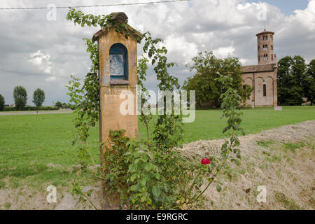 Votiv AEDI-gewidmet der Heiligen Jungfrau Maria in der Nähe der mittelalterlichen Landschaft Kirche Campanile mit romanischen zylindrische Glockenturm, befindet sich in der Ortschaft Santa Maria in Fabriago in der Region Emilia-Romagna in Norditalien Stockfoto