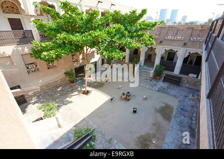 Hof in das architektonische Erbe Abteilung Gebäude Al Bastakiya historischen Viertel Bur Dubai Vereinigte Arabische Emirate Stockfoto