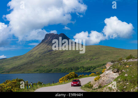 Autofahrer auf Urlaub touring Pässe Stac Pollaidh, Stack Polly, Berg, im Inverpolly National Nature Reserve in Coigach ar Stockfoto