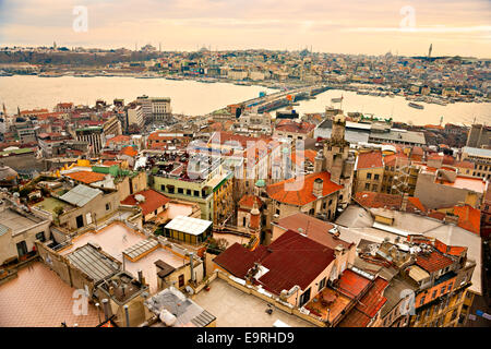 Sonnenuntergang über Istanbul vom Galata-Turm, Türkei. Stockfoto