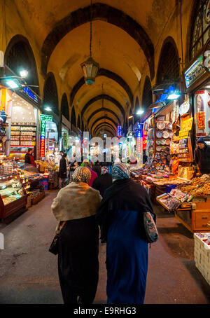 ISTANBUL - 25 Januar: der große Basar, als das älteste Einkaufszentrum in der Geschichte mit mehr als 1200 Schmuck, Teppich, le Stockfoto