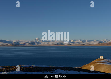 Lhasa. 22. Oktober 2014. Foto aufgenommen am 22. Oktober 2014 zeigt Heilige Berg Mount Kailash (Gang Rinpoche) über den See Rakshastal (La'nga Co) in Ali Prefecture Südwesten Chinas Tibet autonome Region. See Rakshastal, wird in einer Höhe von 4.573 Metern und im Osten der heilige See Manasarovar (Mapam Yumco), "See des Dämons" wegen seiner öden Landschaft genannt. © Liu Dongjun/Xinhua/Alamy Live-Nachrichten Stockfoto