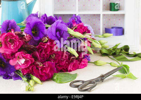 Violett und lila Eustoma Blumenstrauß Stockfoto