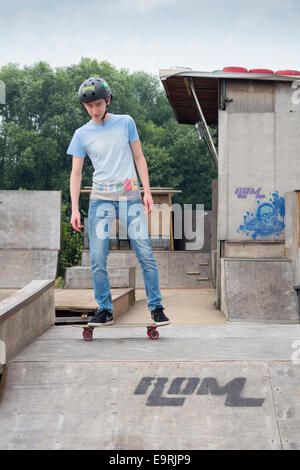 Rom-Logo auf eine Holzrampe, der Rom-Skate-Park unterstützt, Essex, Großbritannien Stockfoto