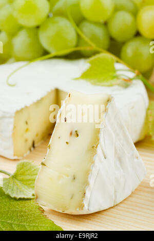 Gourmet-Käse und Trauben Stockfoto