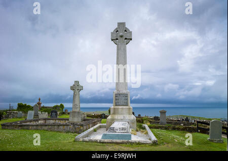 Grab und Keltenkreuz Monument zum Gedenken an Flora MacDonald, schottischer Patriot und Held im Friedhof von Kilmuir, Isle Of Skye, Stockfoto