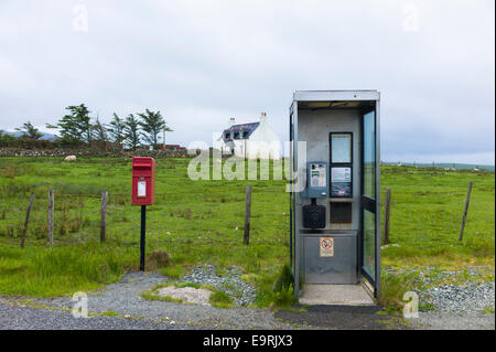 Traditioneller Briefkasten und Altart öffentliche Telefonzelle auf Isle Of Skye, der Western Isles of SCOTLAND, UK Stockfoto