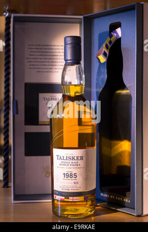 75 cl-Flasche des Jahrgangs 1985 Talisker single Malt Scotch Whisky und Moderatorenkoffer auf dem Display für Verkauf im Shop auf Besucher tou Stockfoto