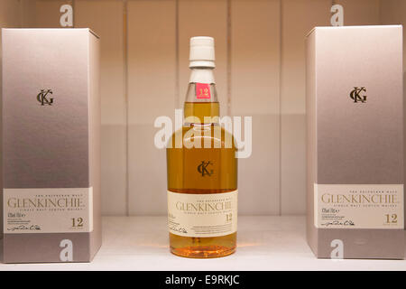 75 cl Flaschen Glenkinchie 12 Jahre alten single Malt Scotch Whisky auf dem Display für Verkauf im Shop auf Besucher-Tour am Talisker Disti Stockfoto