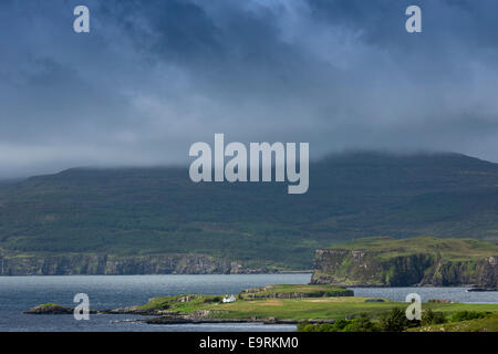 Einsamen weißen Croft Häuschen mitten durch ein Loch und Berg unter grauen Wolken in der Nähe von Harlosh auf der Isle Of Skye, Western ich Stockfoto