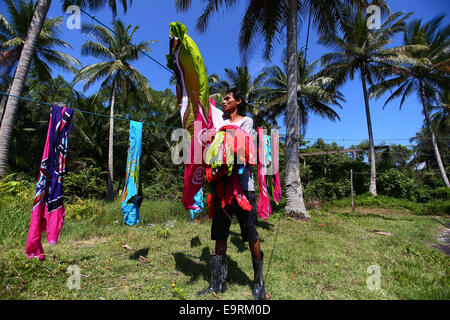 Handwerksmeister Trocknung Batik Kunsthandwerk, manuell von Hand unter der tropischen Sonne gemalt. Stockfoto