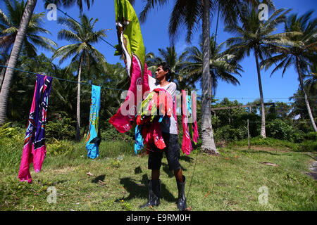 Handwerksmeister Trocknung Batik Kunsthandwerk, manuell von Hand unter der tropischen Sonne gemalt. Stockfoto