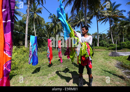 Handwerksmeister Trocknung Batik Kunsthandwerk, manuell von Hand unter der tropischen Sonne gemalt. Stockfoto