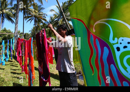 Handwerksmeister Trocknung Batik Kunsthandwerk, manuell von Hand unter der tropischen Sonne gemalt. Stockfoto