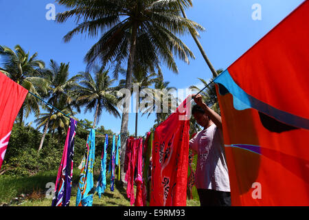 Handwerksmeister Trocknung Batik Kunsthandwerk, manuell von Hand unter der tropischen Sonne gemalt. Stockfoto