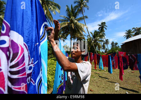 Handwerksmeister Trocknung Batik Kunsthandwerk, manuell von Hand unter der tropischen Sonne gemalt. Stockfoto