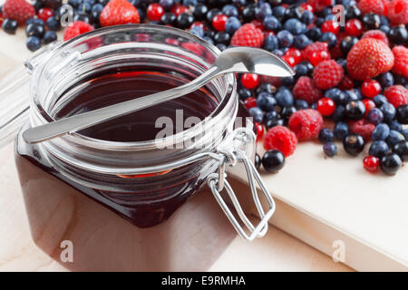 Gelee aus Sommerbeeren: Johannisbeeren, Heidelbeeren, Himbeeren, Johannisbeeren, Erdbeeren Stockfoto