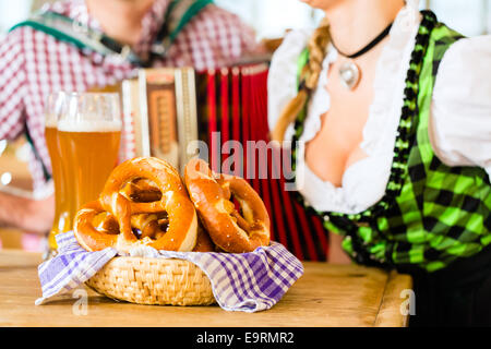 Bayerisches Restaurant mit Musik, Gäste, Weißbier und Brez ' n Stockfoto